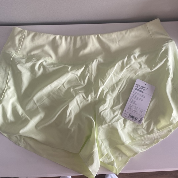 NWT bright yellow run with it 3.5 in Athleta short - Picture 2 of 6